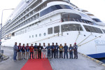 kapal pesiar MS Seven Seas Explore yang membawa sekitar 510 wisatawan bersandar di Pelabuhan Celukan Bawang
