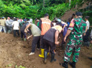 assesmnet dan gotong royong bersinergi dengan Dinas Pekerjaan Umum dan Tata Ruang, Dinas Damkar Kabupaten Buleleng, masyarakat sekitar serta aparat desa setempat melakukan pembersihan tanah yang menghalangi seluruh badan jalan