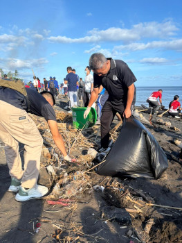 Pemkab Buleleng Gelar Gotong Royong Bersih Pantai dan Salurkan Bantuan Bagi Warga Terdampak Banjir di Kecamatan Banjar