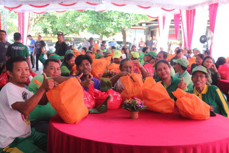 Pemkab Buleleng Serahkan 640 Paket Sembako untuk Petugas Kebersihan Jelang Galungan dan Kuningan