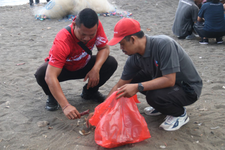 Pemkab Buleleng Libatkan Berbagai Elemen Masyarakat dalam Aksi Bersih Pantai Peringati Hari Lingkungan Hidup Sedunia