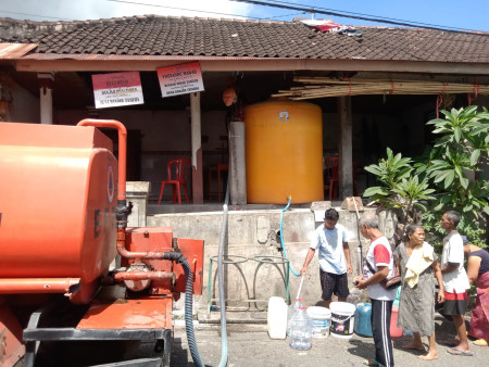 Pastikan Kebutuhan Warga Terpenuhi, Pemkab Buleleng Distribusikan Air Bersih ke Wilayah Terdampak Banjir