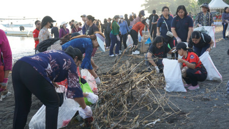 Semangat Kartini : Perempuan Bergerak, Pantai Bersih, Buleleng Bebas Sampah