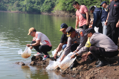 HUT Ke-422 Kota Singaraja, Pemkab Buleleng Tebar 30 Ribu Benih Nila dan Gelar Gemarikan untuk Cegah Stunting