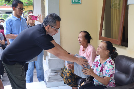 Disnaker Buleleng Perkuat Nilai Gotong Royong Melalui Aksi Bersih Pantai dan Bakti Sosial